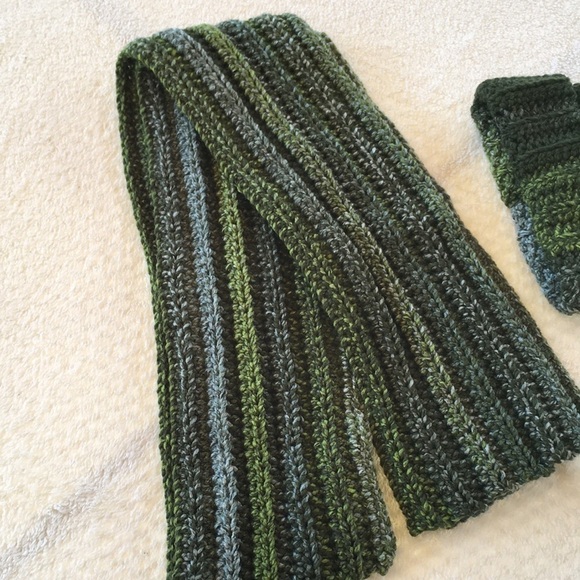 CLEARANCE HANDMADE NWOT CHENILLE GREEN HAND CROCHET SCARF AND BEANIE HAT SET - Picture 3 of 4